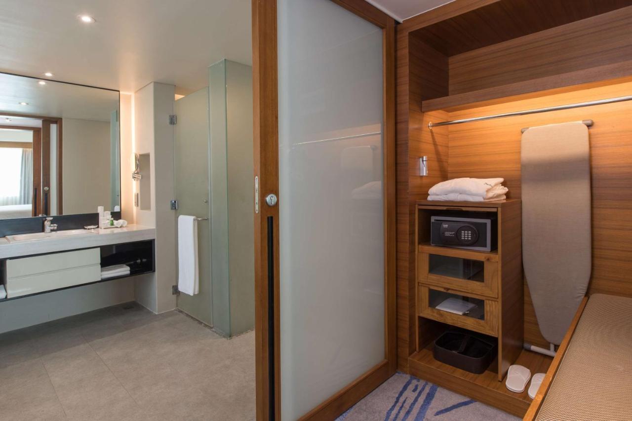 Готель Radisson Blu Cebu Екстер'єр фото A bathroom in a hotel room