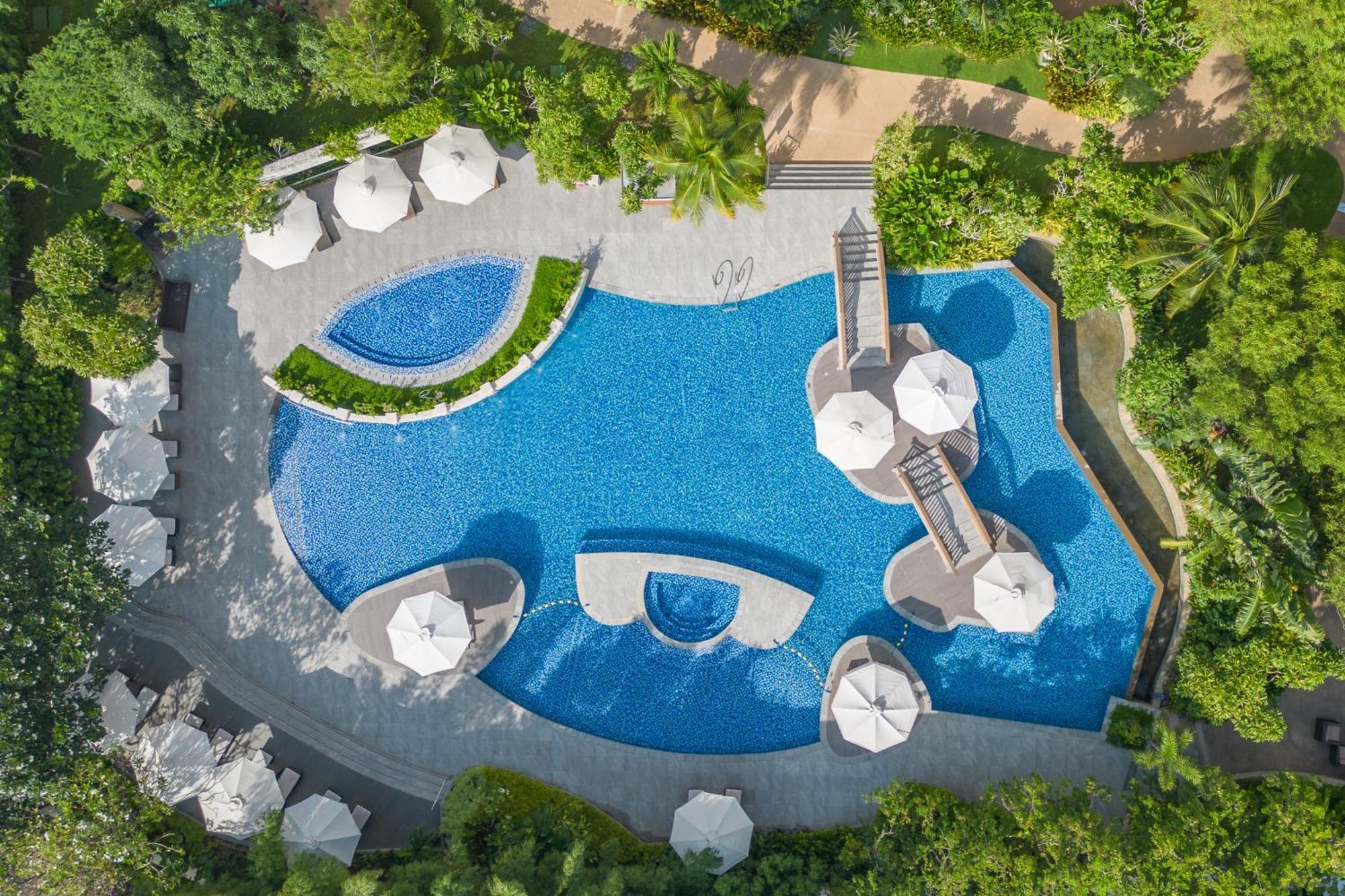 Готель Radisson Blu Cebu Екстер'єр фото Aerial view of the pool at the hotel