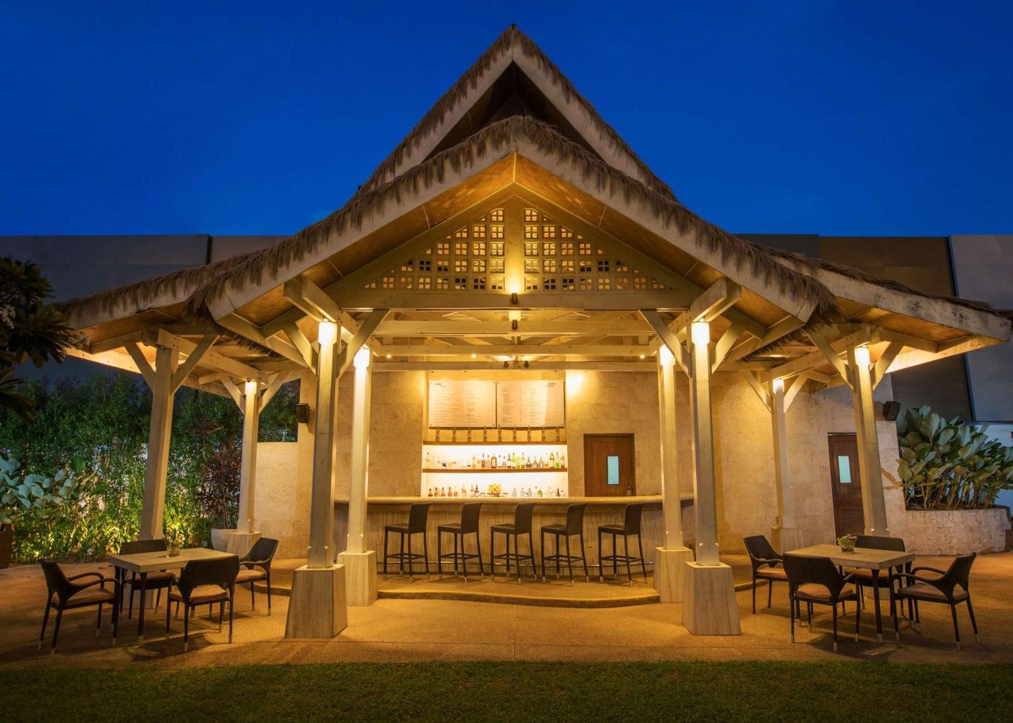Готель Radisson Blu Cebu Екстер'єр фото The bar at the rooftop