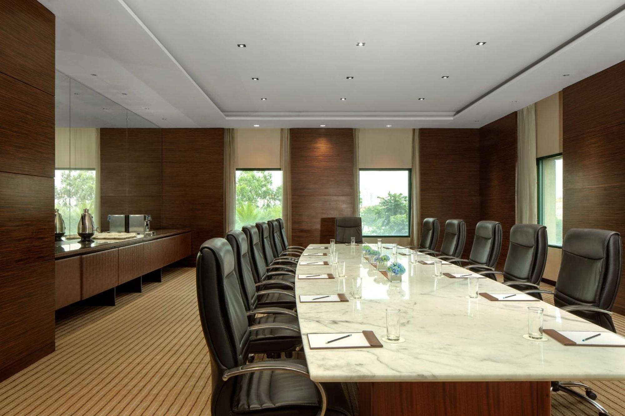 Готель Radisson Blu Cebu Екстер'єр фото Boardroom at the Taj Bengal