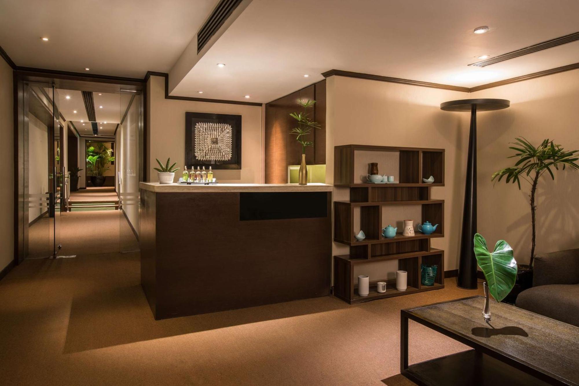 Готель Radisson Blu Cebu Екстер'єр фото The interior of a spa at the Four Seasons Hotel, Hong Kong