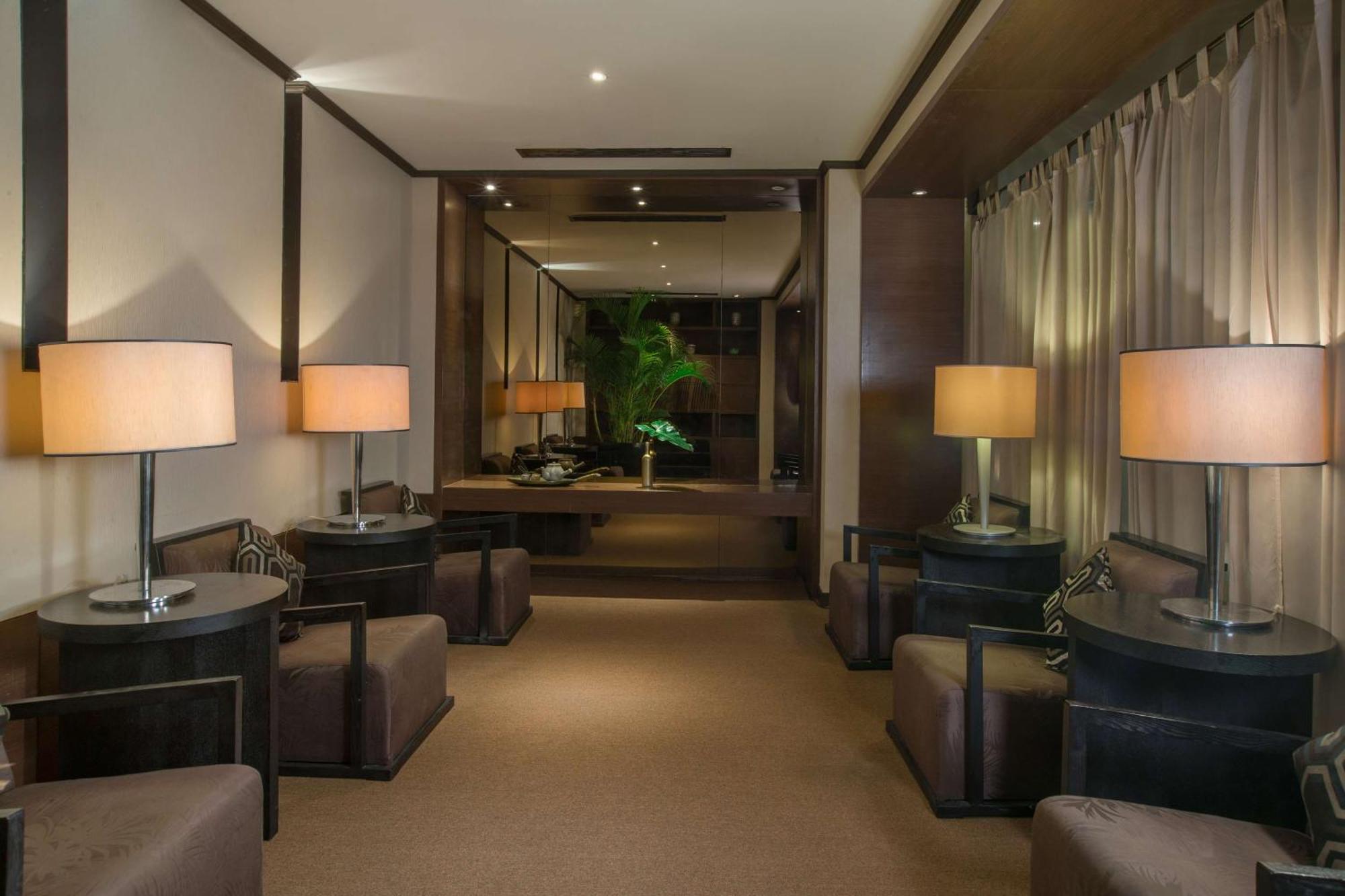 Готель Radisson Blu Cebu Екстер'єр фото The lounge at the airport