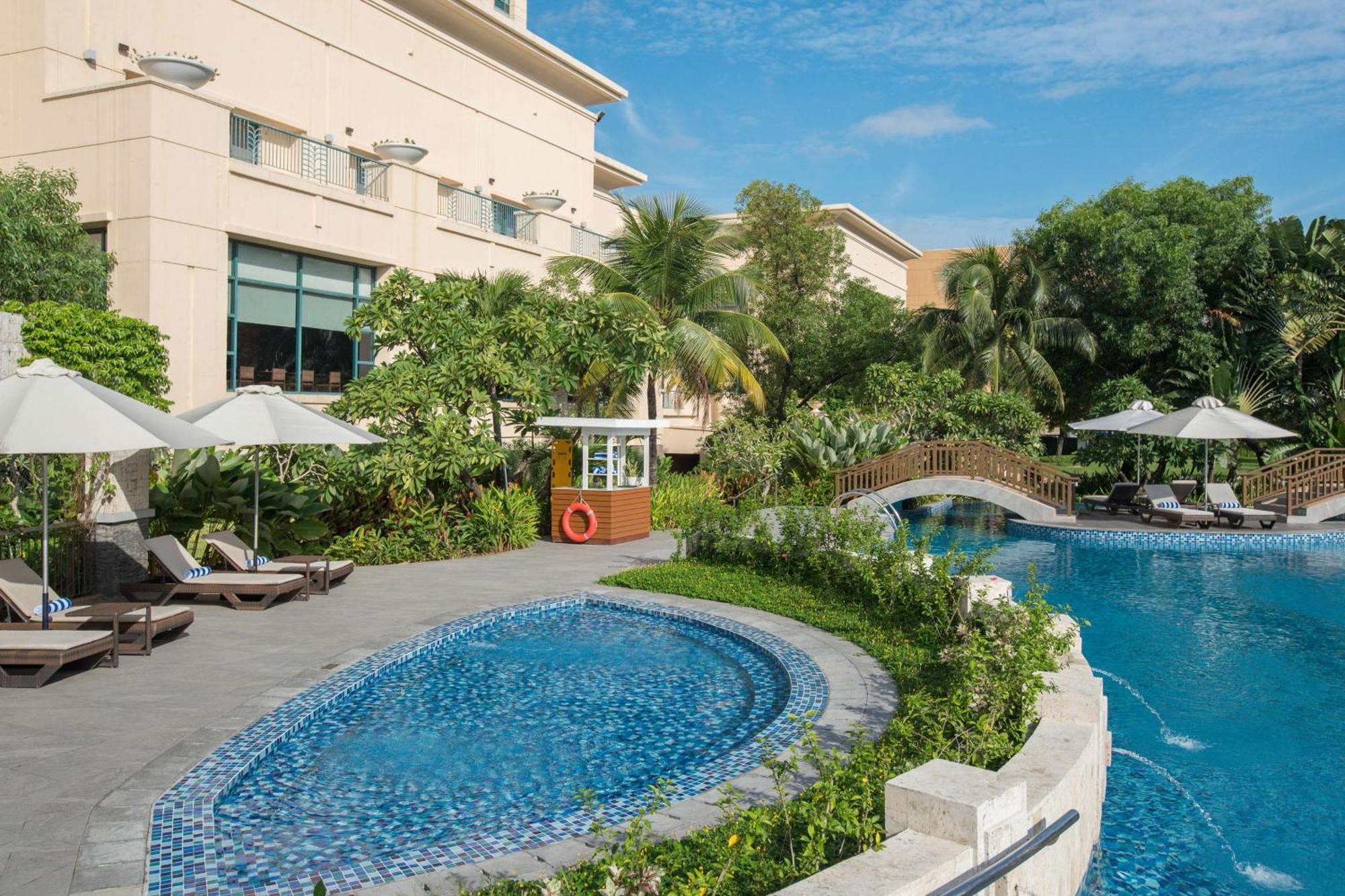 Готель Radisson Blu Cebu Екстер'єр фото The swimming pool at the hotel