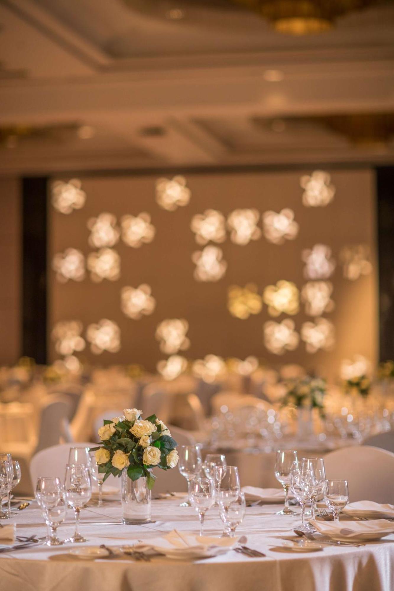 Готель Radisson Blu Cebu Екстер'єр фото The interior of the ballroom