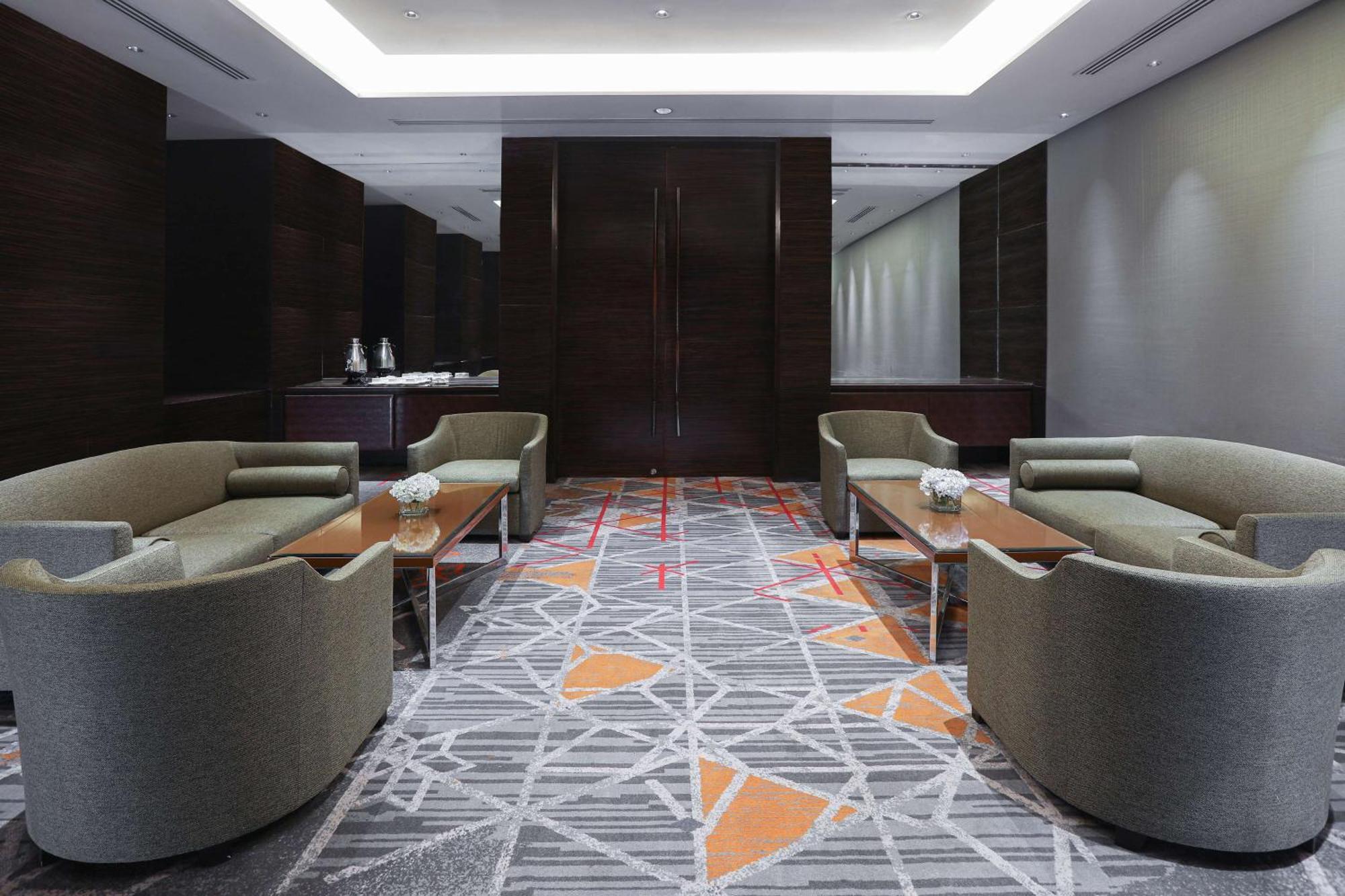Готель Radisson Blu Cebu Екстер'єр фото The lounge at the airport