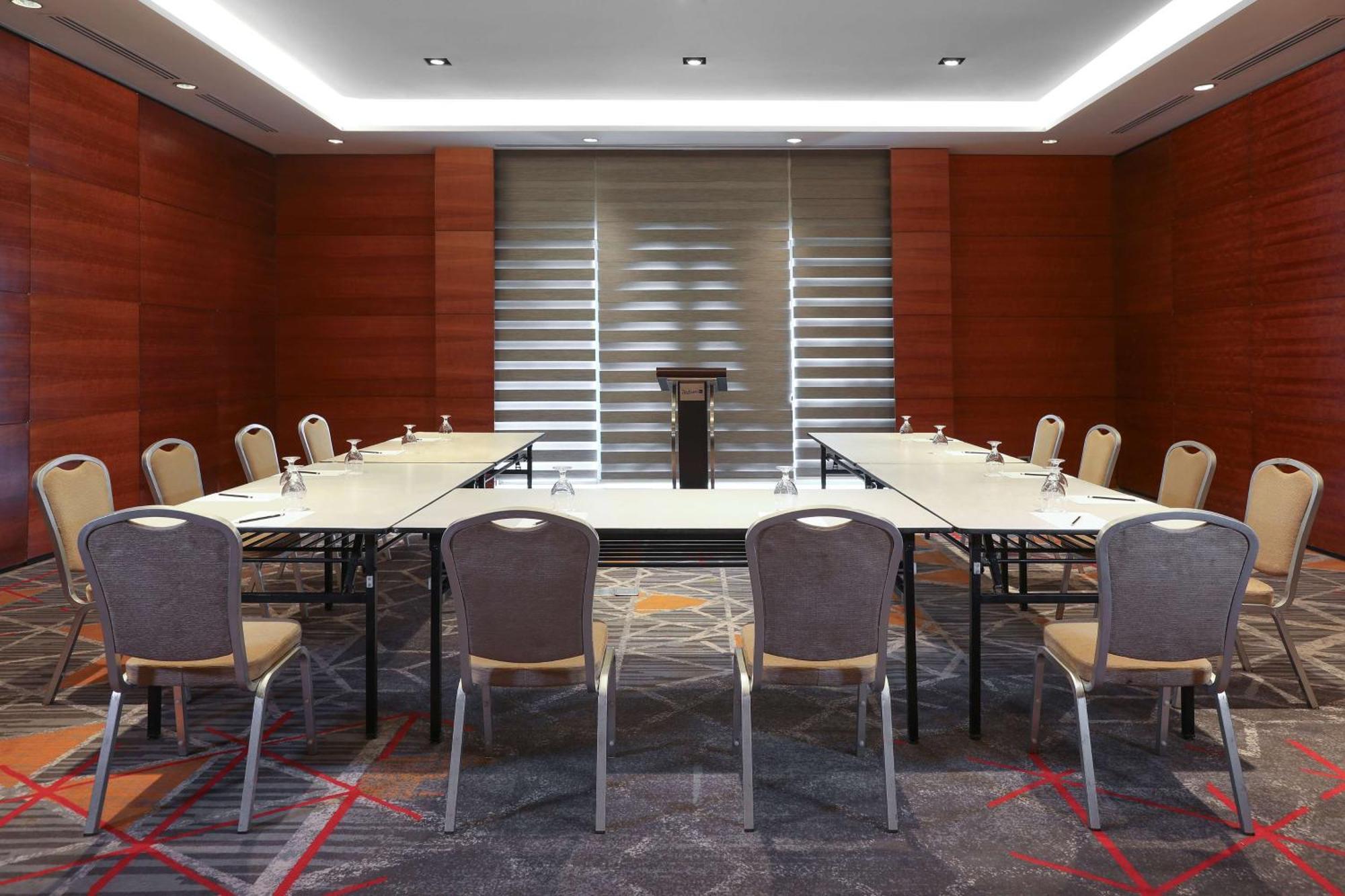 Готель Radisson Blu Cebu Екстер'єр фото Meeting room
