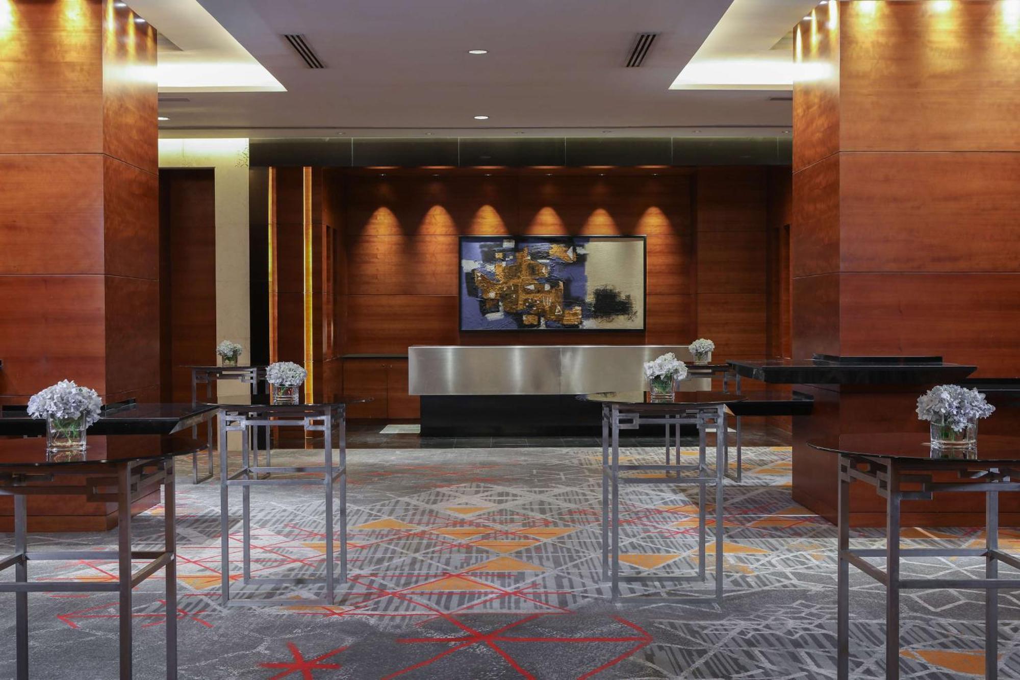 Готель Radisson Blu Cebu Екстер'єр фото The lobby of the hotel