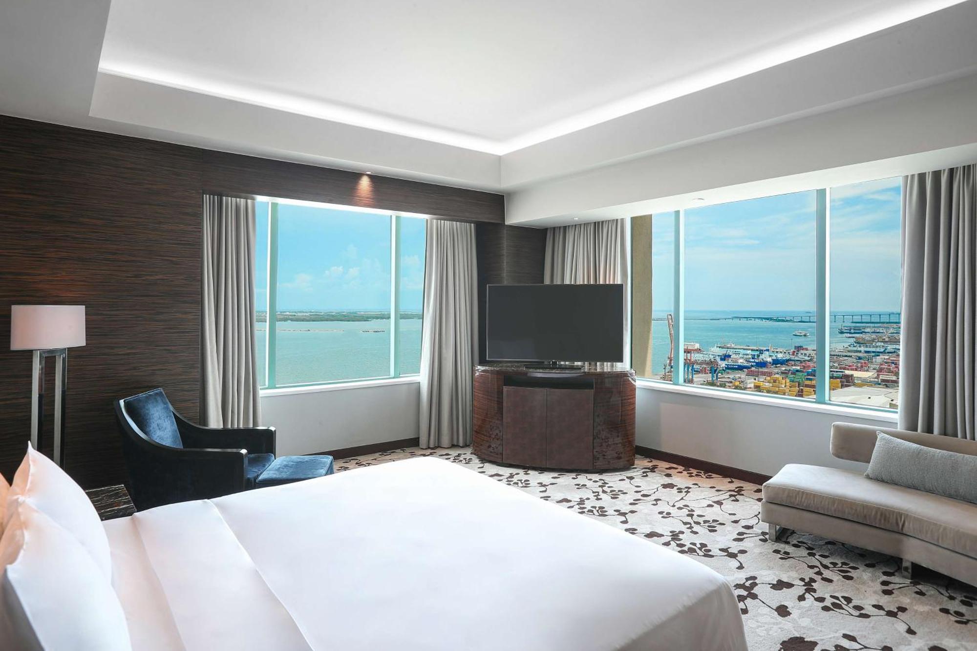 Готель Radisson Blu Cebu Екстер'єр фото A bedroom at the hotel